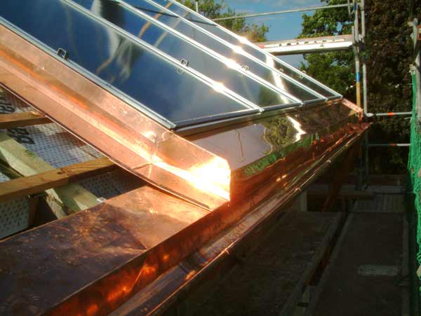 Frisch mit Kupfer eingefasstes Solarroof in der Abendsonne
